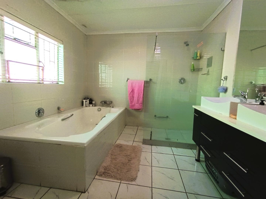 4 Bedroom Property for Sale in Langenhovenpark Free State